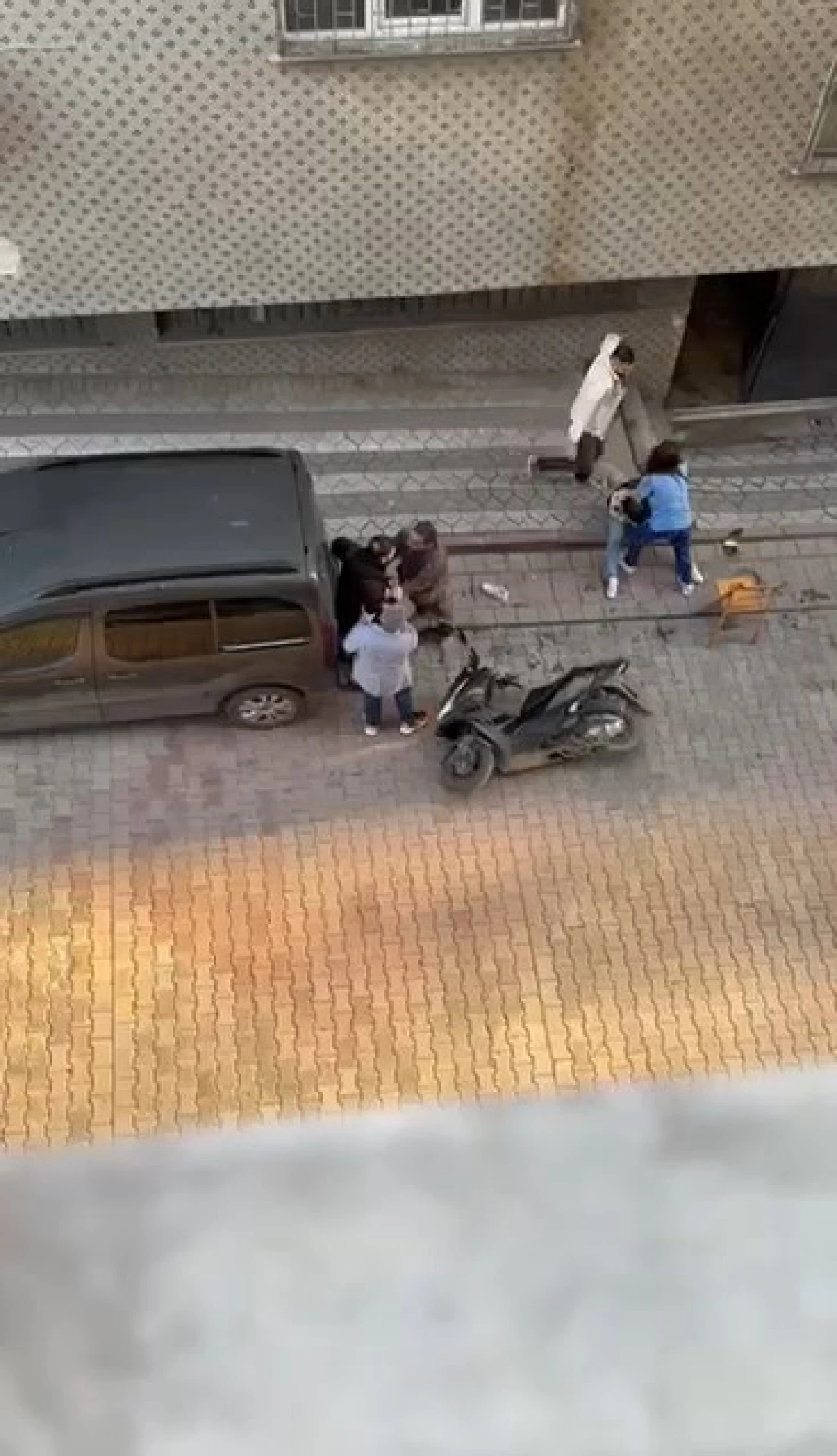 Eski sevgililer sokak ortasında kapıştı