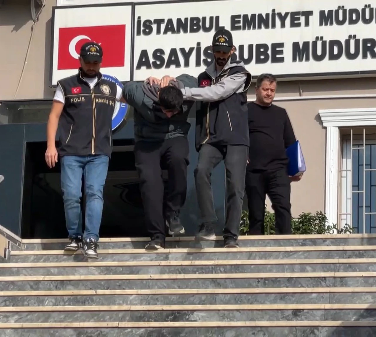Yolda yürürken cinayet işleyen zanlı yakınlı!