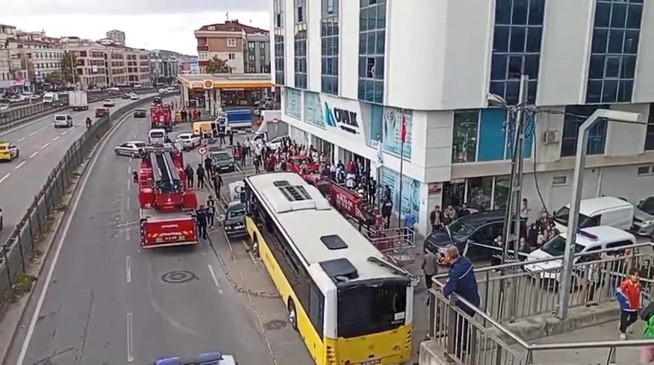 Çekmeköy'de otobüs durağa girdi!