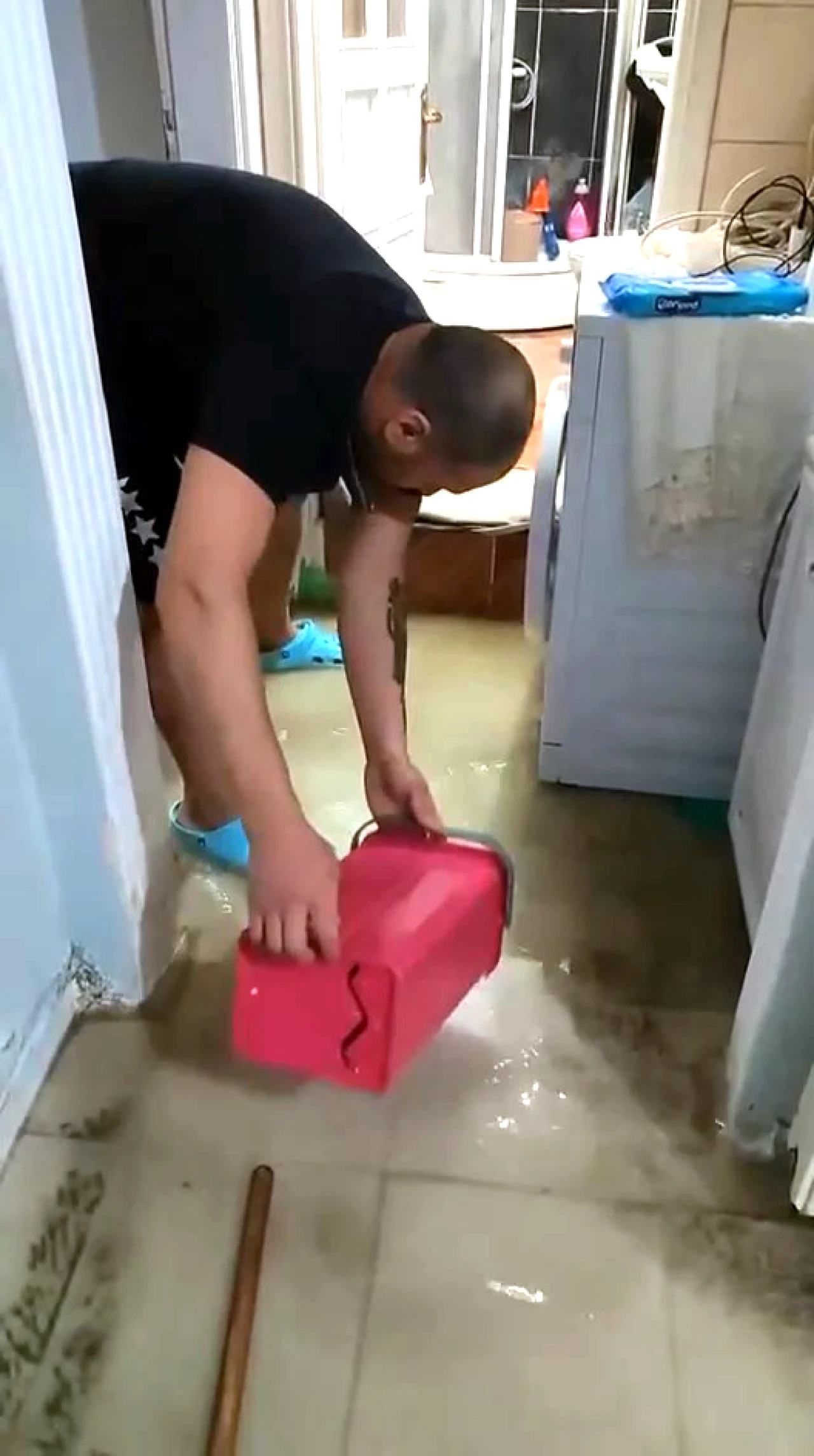 Avcılar'da evleri su bastı!