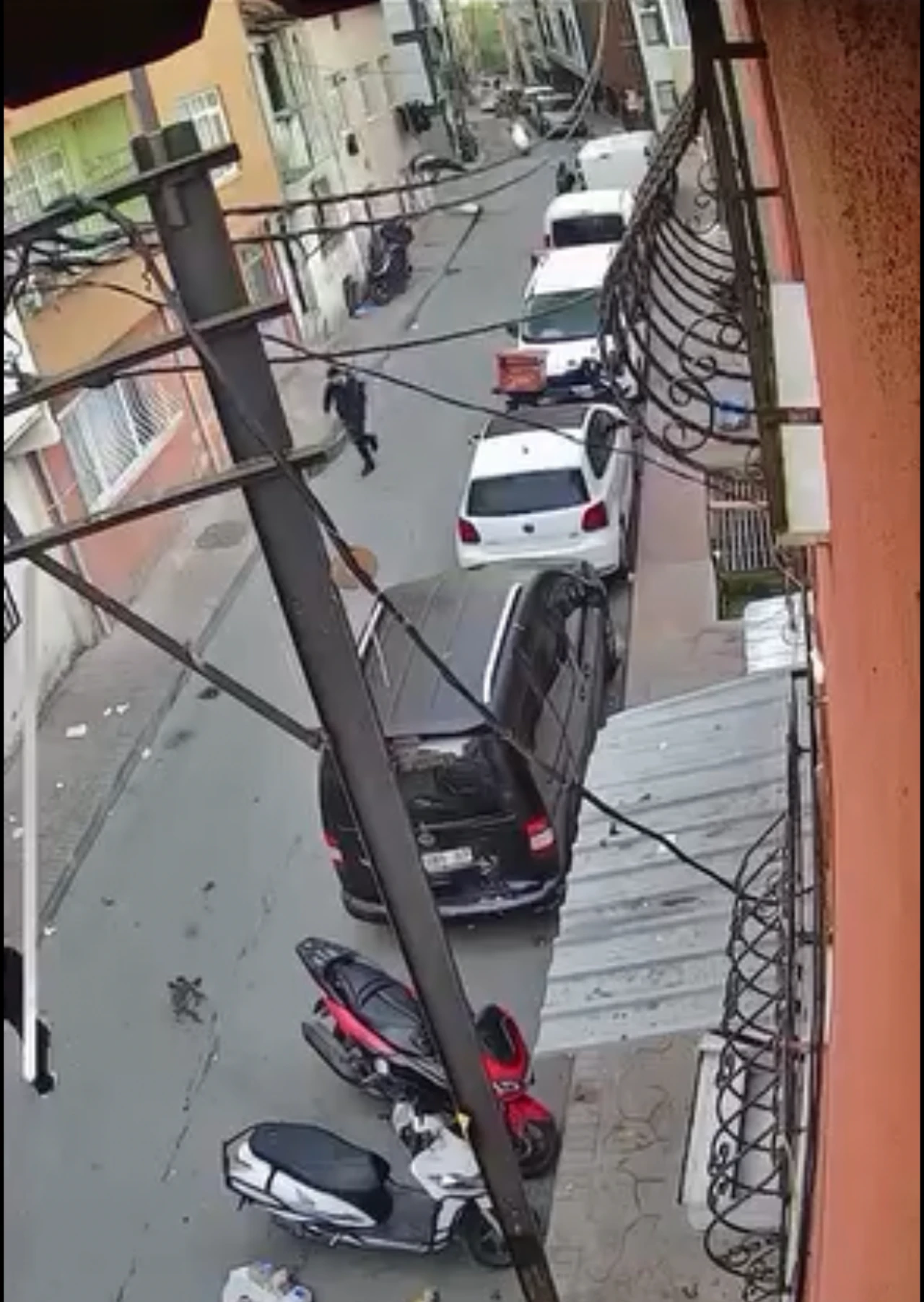 Beyoğlu'nda akıl almaz olay! Okul arkadaşını boğazından bıçakladı!