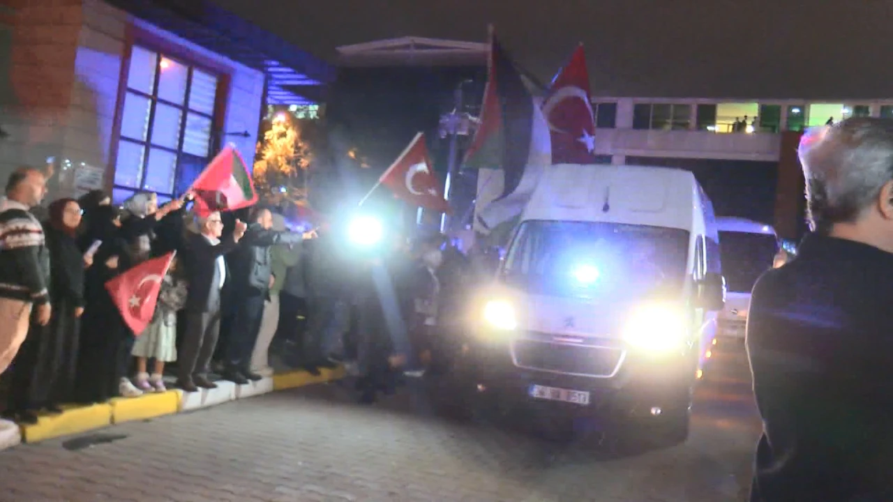 Sumud Filosu teknelerinde alıkonulan aktivistler sağlık kontrolü için Adli Tıp Kurumu'nda