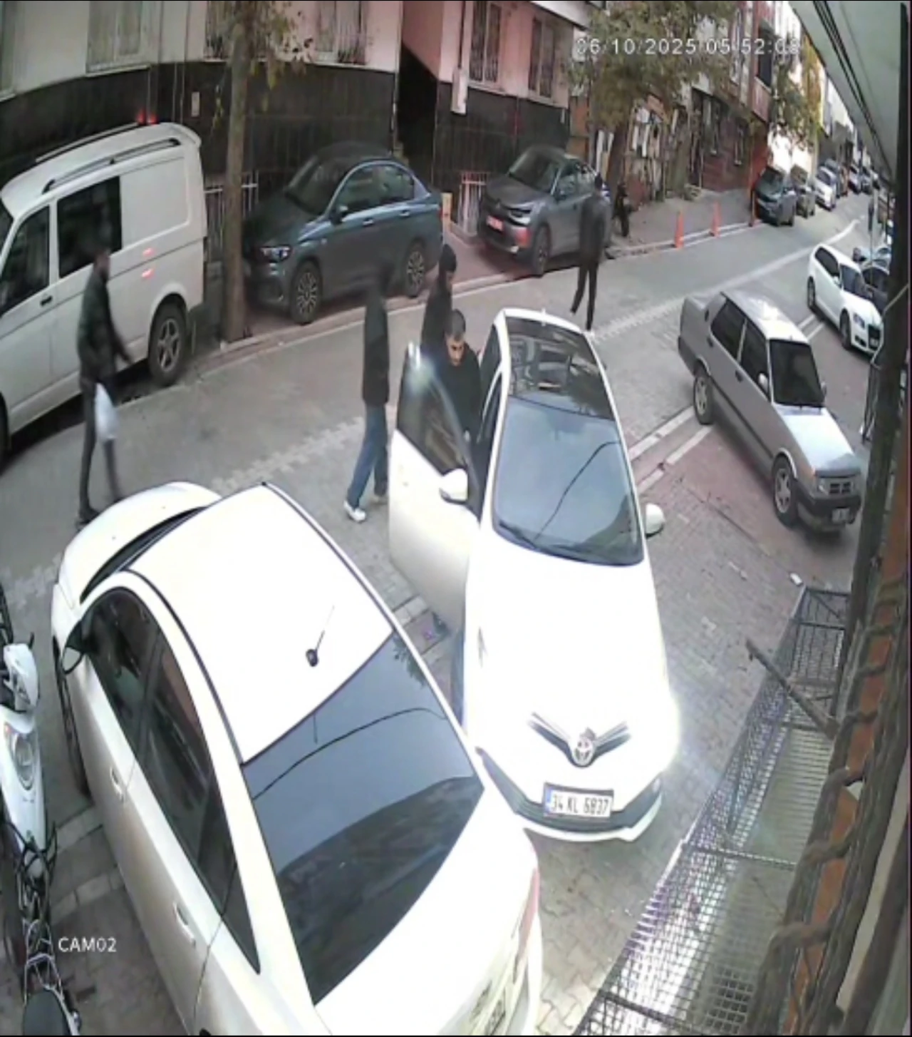 Serdar Öktem cinayetinde şüphelilerin hücre evinden çıktığı anlar kamerada