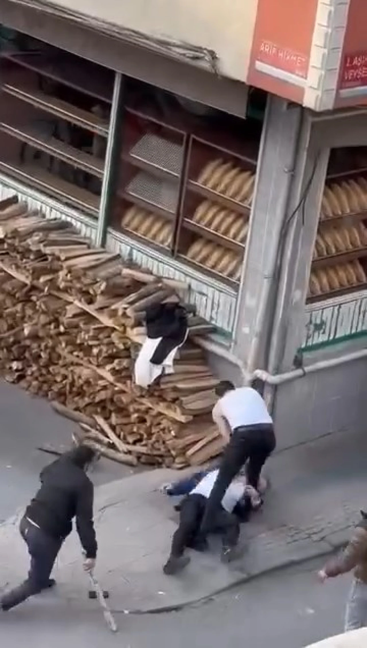 Küçükçekmece'de odunlu kavga!