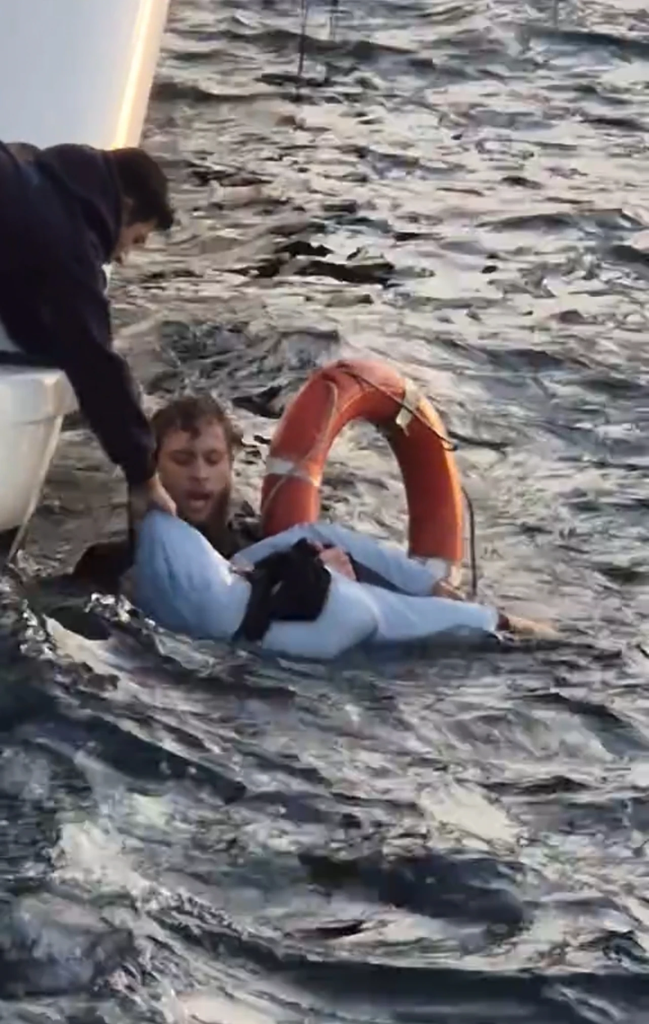 Denize düşen kadını son anda kurtardılar!