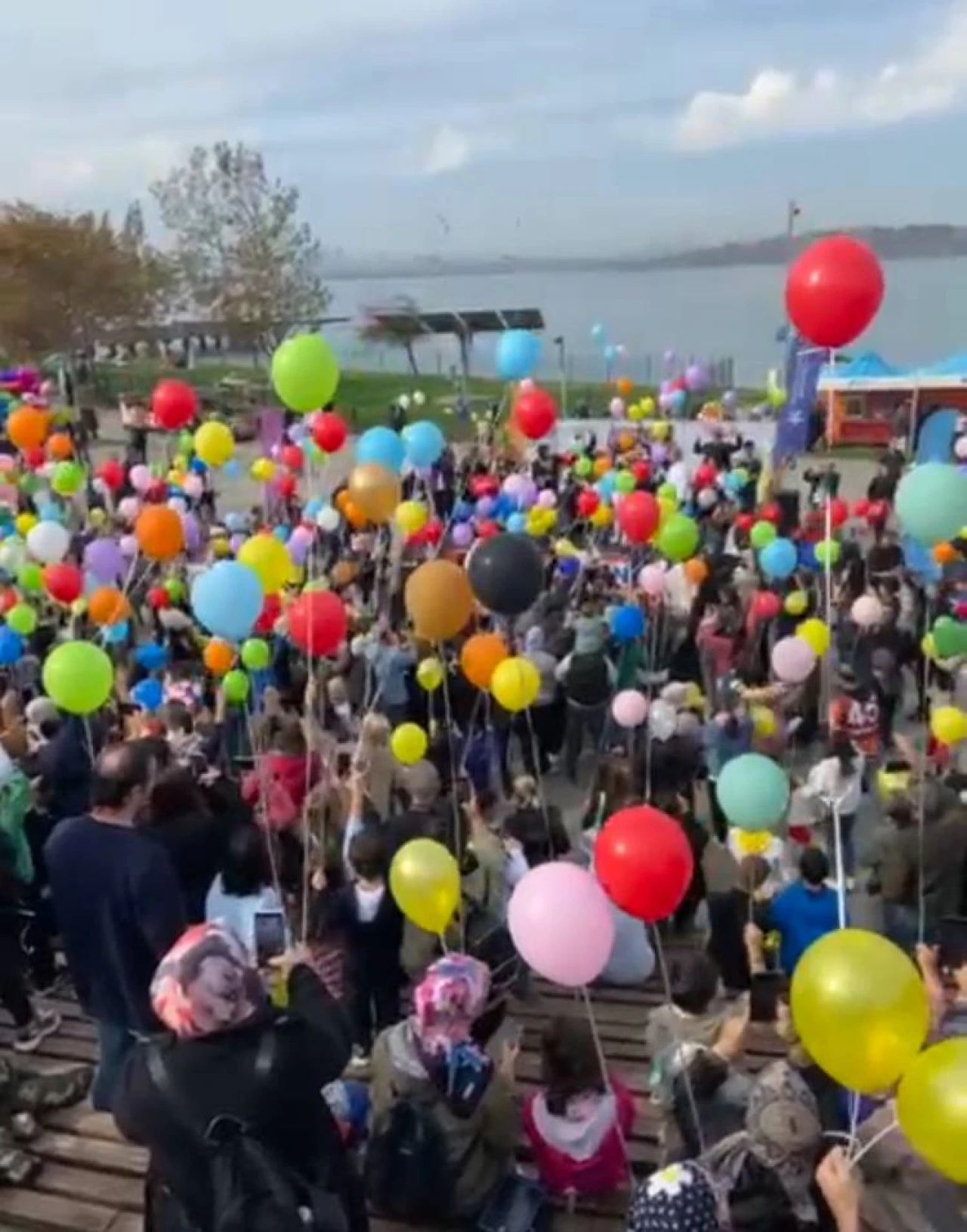 Küçükçekmece’de lösemiyi yenen Fenerbahçe'li çocuk yüzlerce kişiyle balon uçurdu