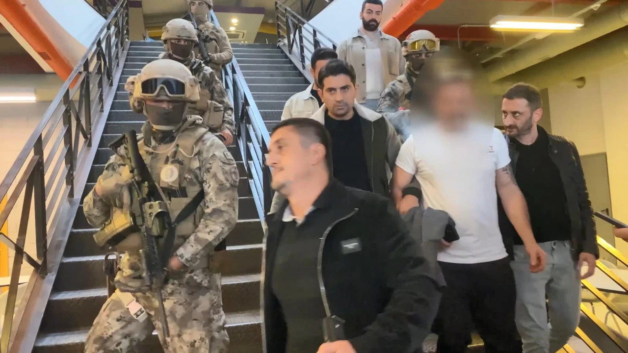 TV8 binasını oyuncak silahla bastı!