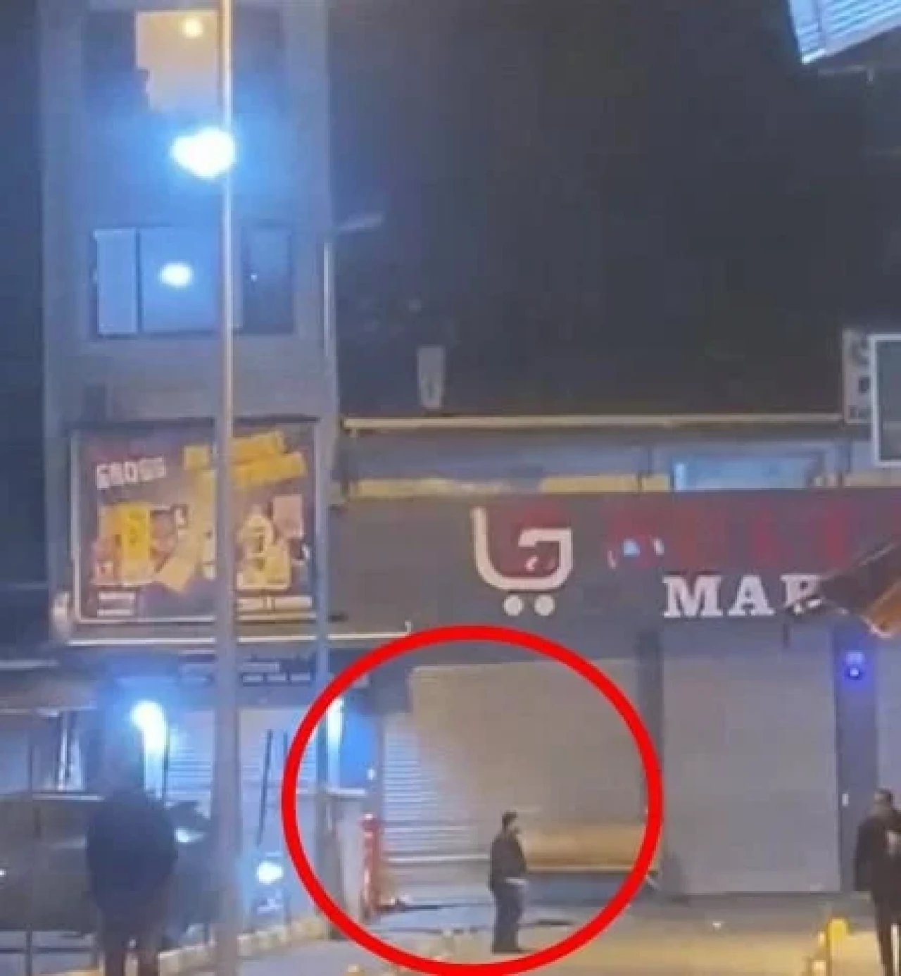 Kumkapı'da şok görüntüler! Kavga çıkınca adamı pencereden aşağı attılar!