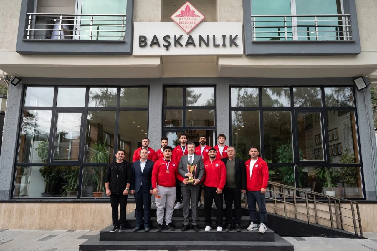 Güreş takımı Çatalca Belediyespor'a şampiyonluk getirdi!