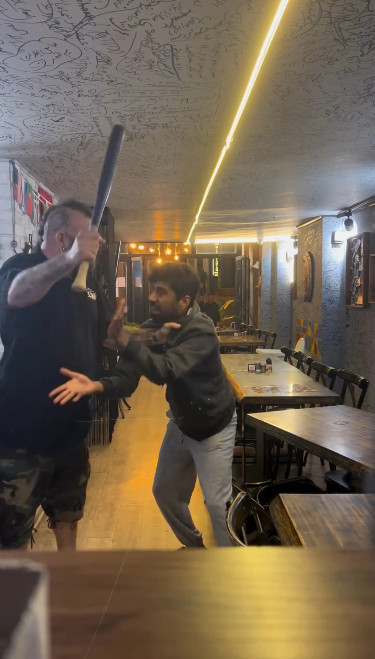 Ünlü oyuncu çalışanını beyzbol sopasıyla darp etti!