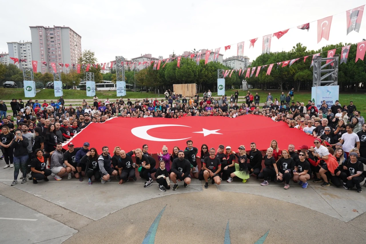 YÜZLERCE KİŞİ ATA’YA SAYGI İÇİN KOŞTU