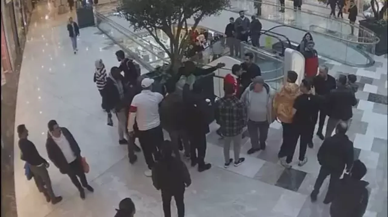 İstanbul'un ünlü AVM'sinde Senegelli Futbolcuya saldırı!