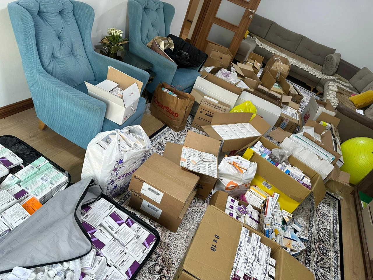 Eczacının evinden yüzlerce geçersiz ilaç çıktı!