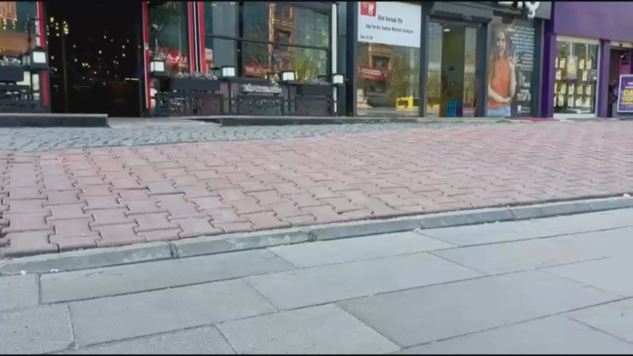 Esenyurt'ta kaldırımda el bombası buldular!