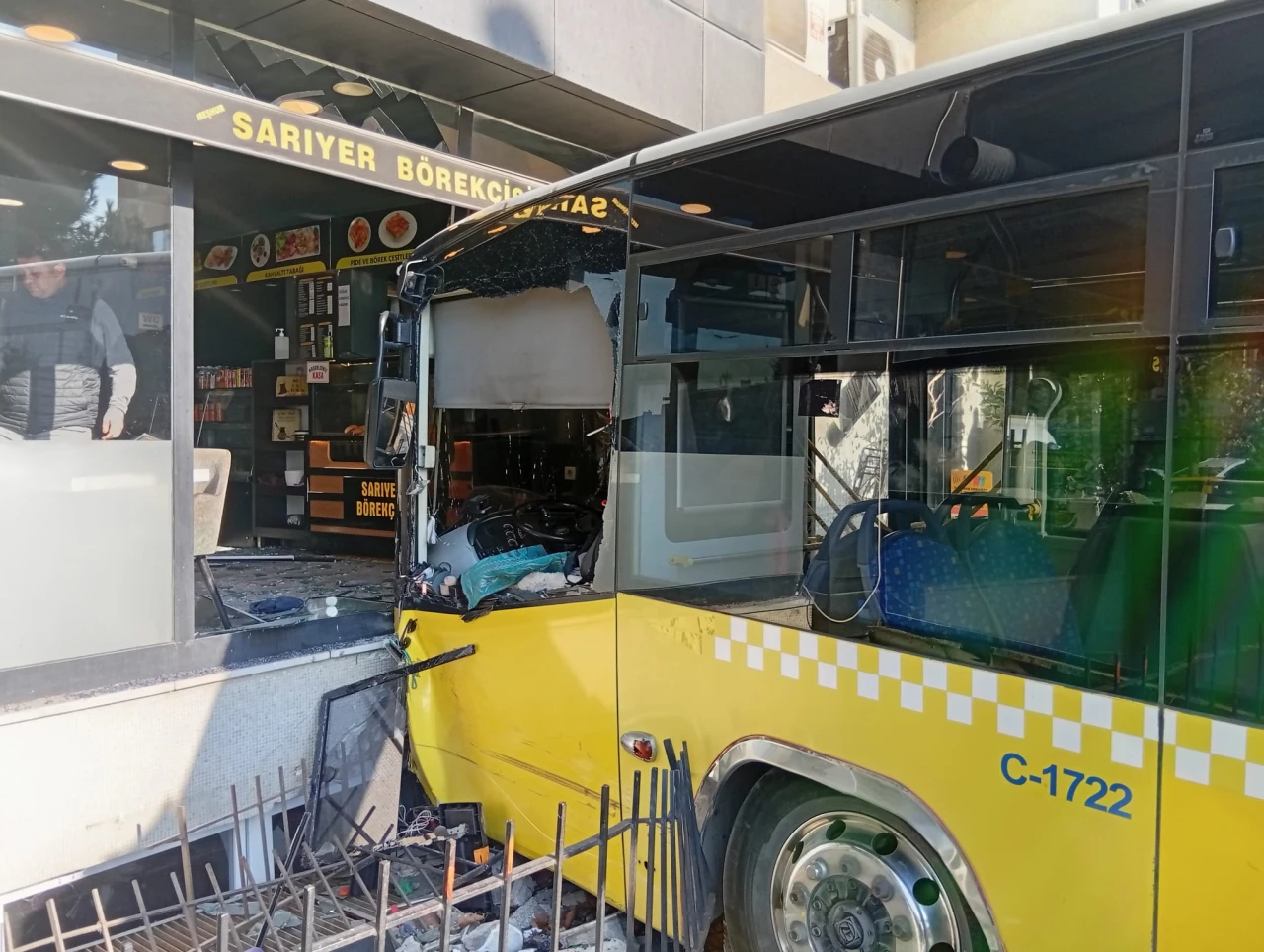 İETT otobüsü börekçiye girdi!