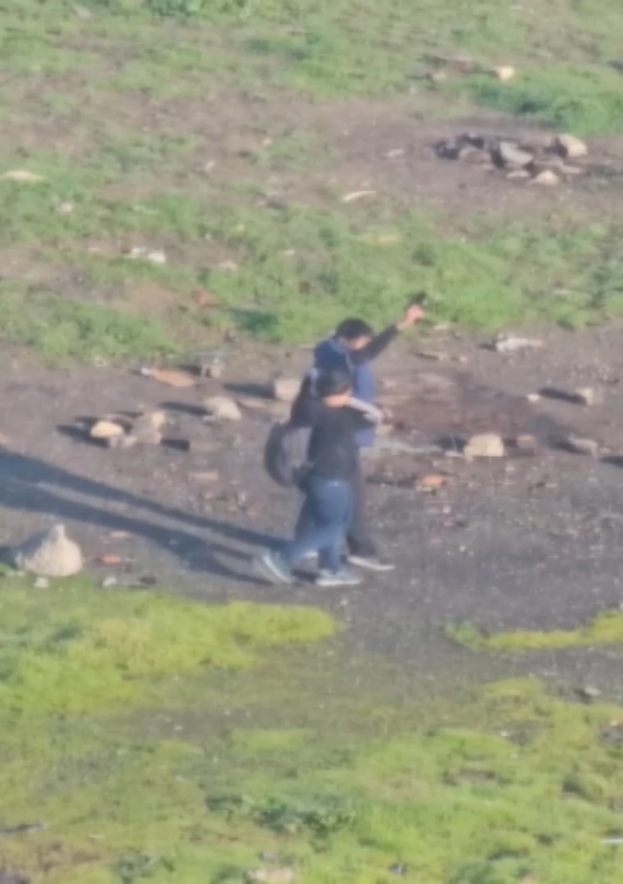 Esenyurt'ta endişelendiren görüntüler! Ortaokul öğrencilerinin elinde tabanca!