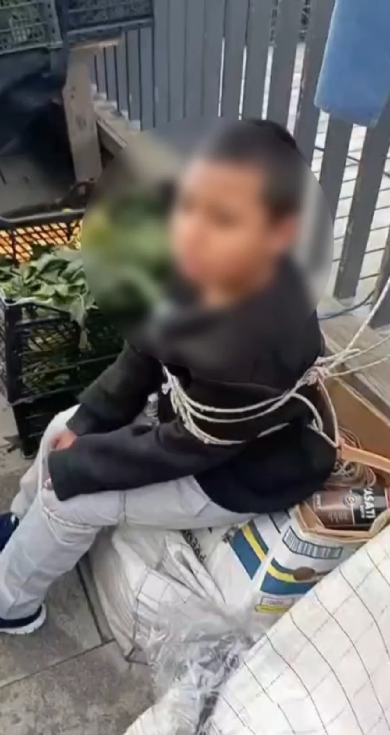 Pazarda çocuğu iple bağladılar!