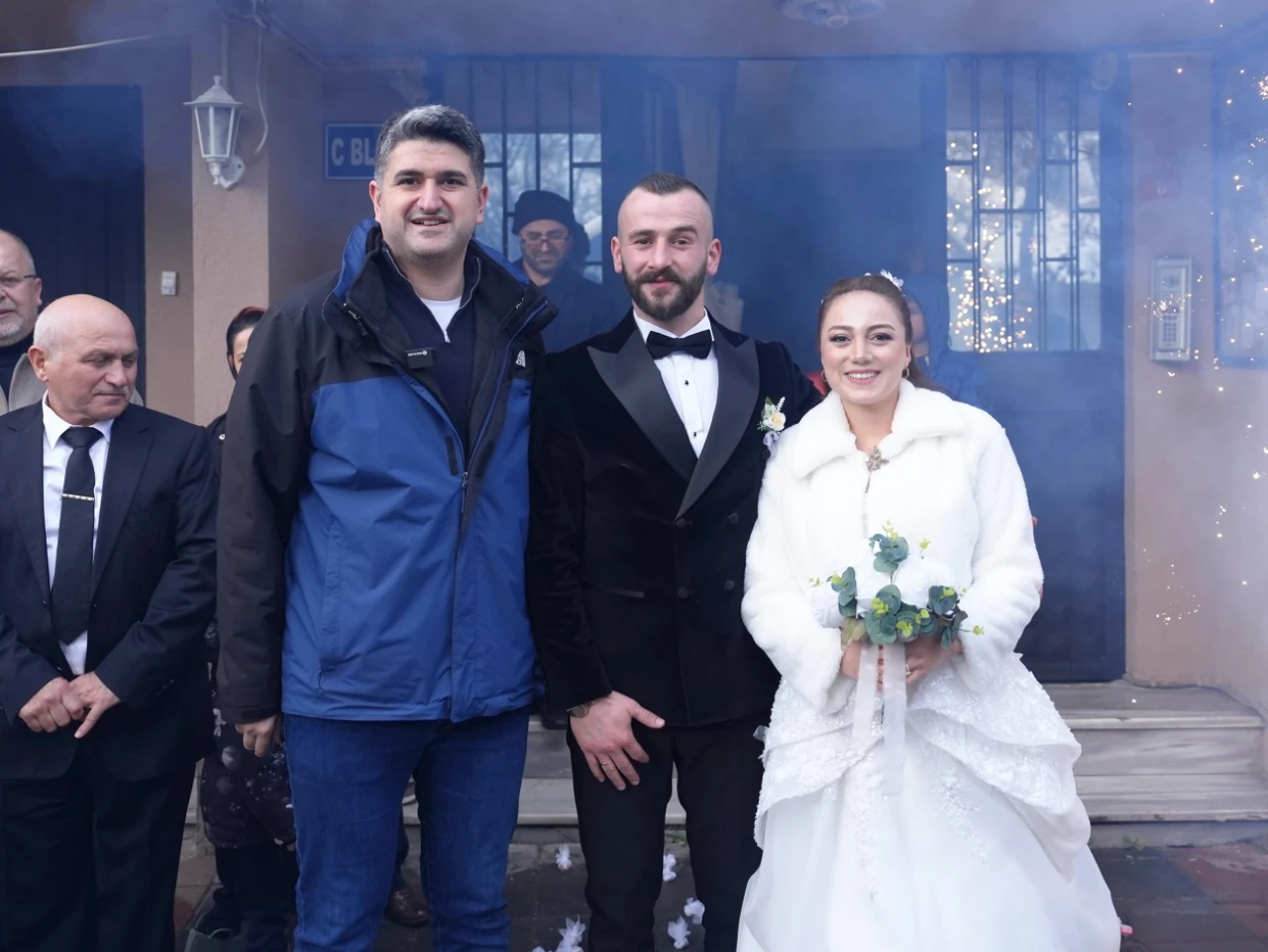 Düğünlerini kar bile engelleyemedi