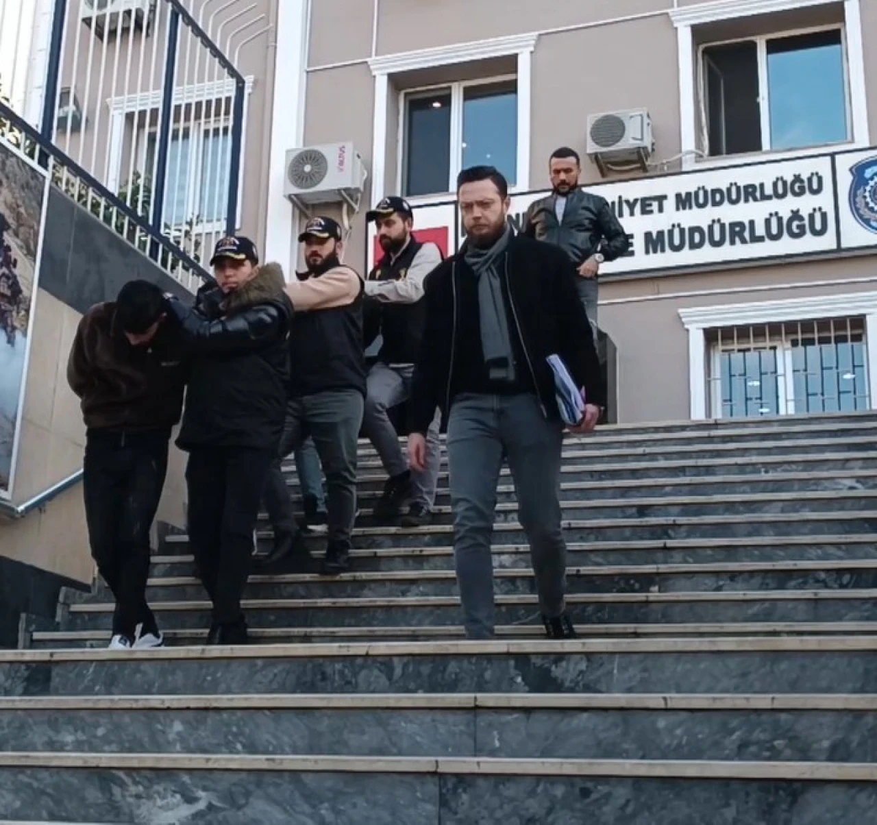 Haraç alamayınca kalaşnikofla kurşunladılar!