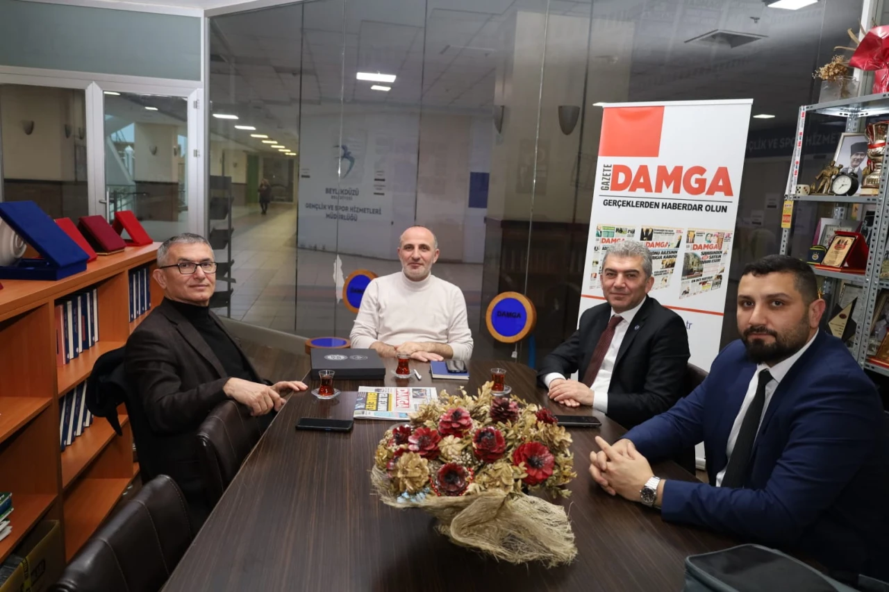 Partilere eşit mesafedeyiz!
