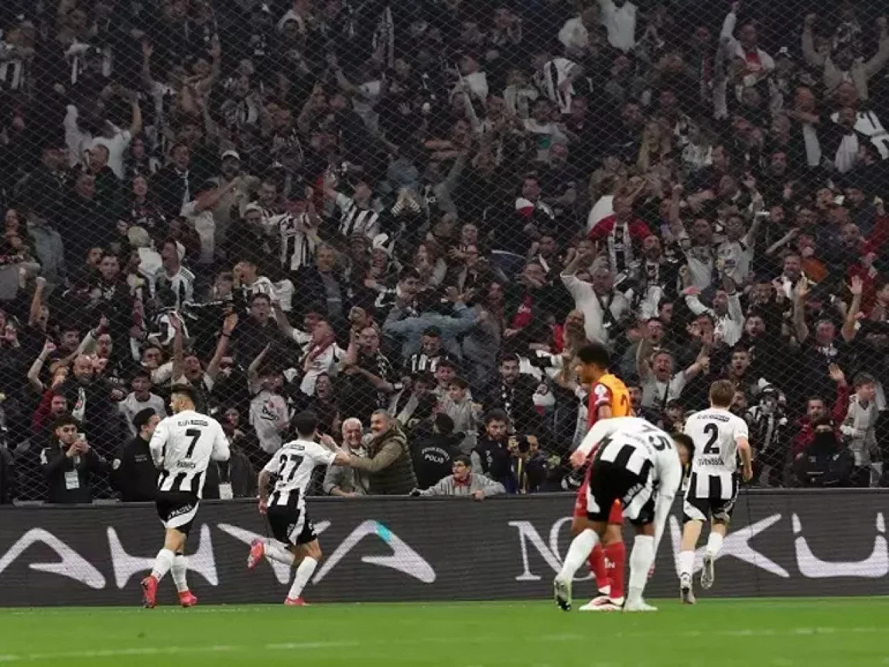 Beşiktaş 2-1 yendi, Galatasaray namağlup unvanını yitirdi