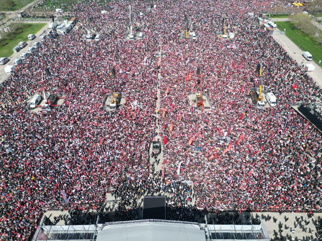İmamoğlu'na özgürlük mitinginde milyonlar bir arada!