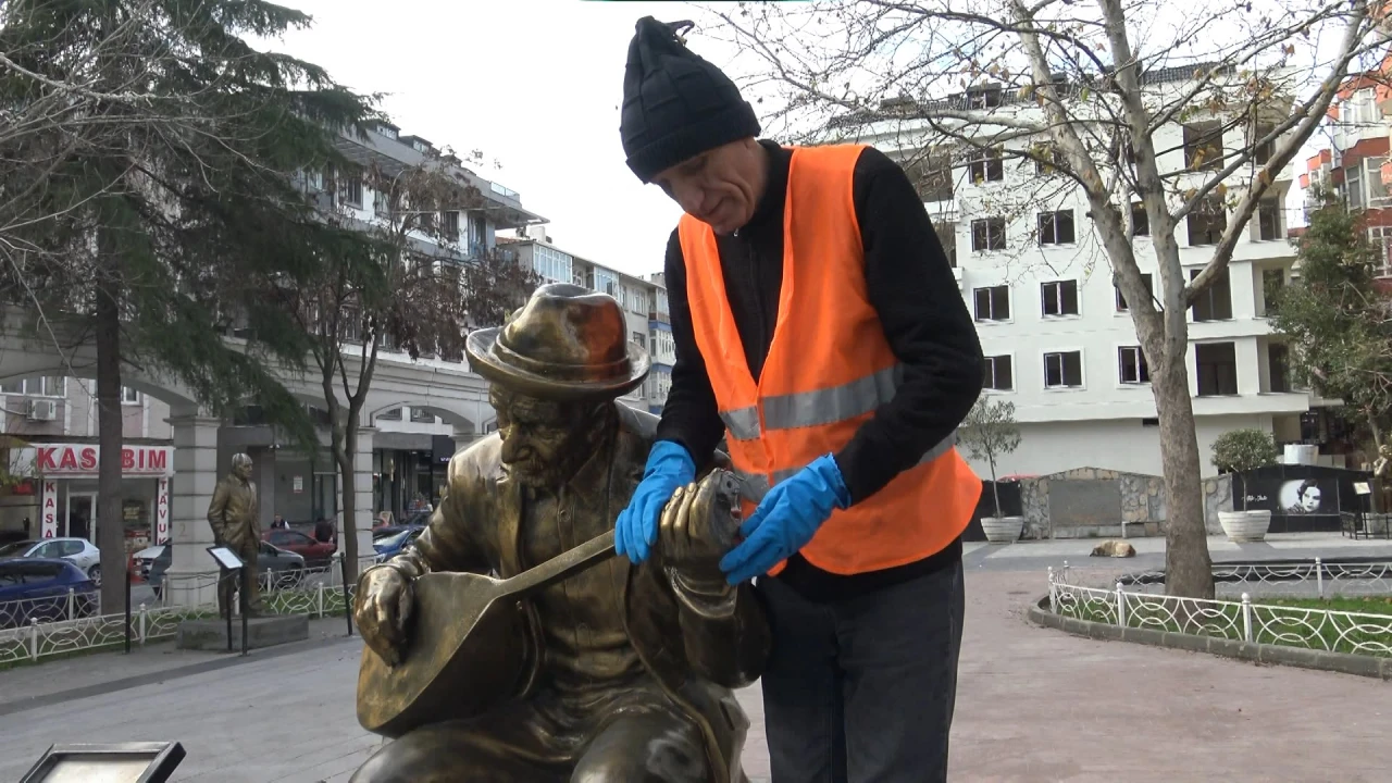 Avcılar'da Aşık Veysel'in sazını yine kırdılar!