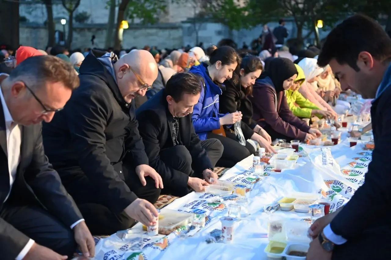 İstanbul halkı iftarda buluştu