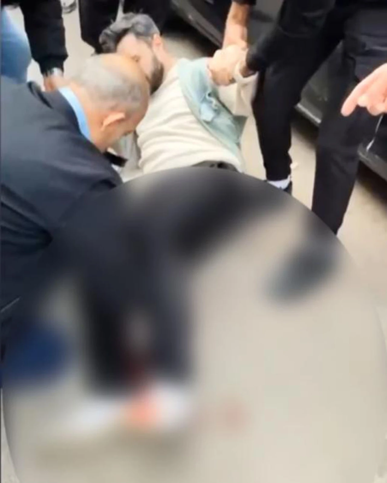 Broşür dağıtırken ayağından vuruldu!