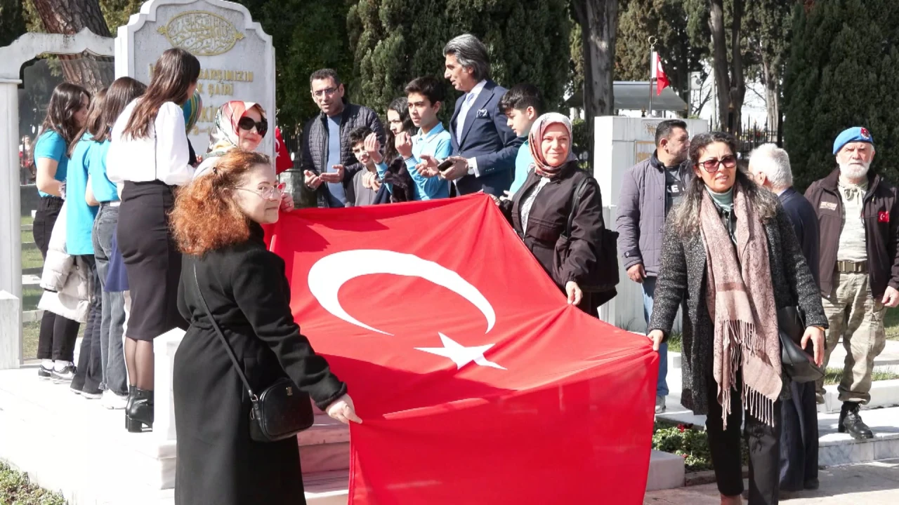 Şair Mehmet Akif Ersoy Edirnekapı Mezarlığı'ndaki kabri başında anıldı