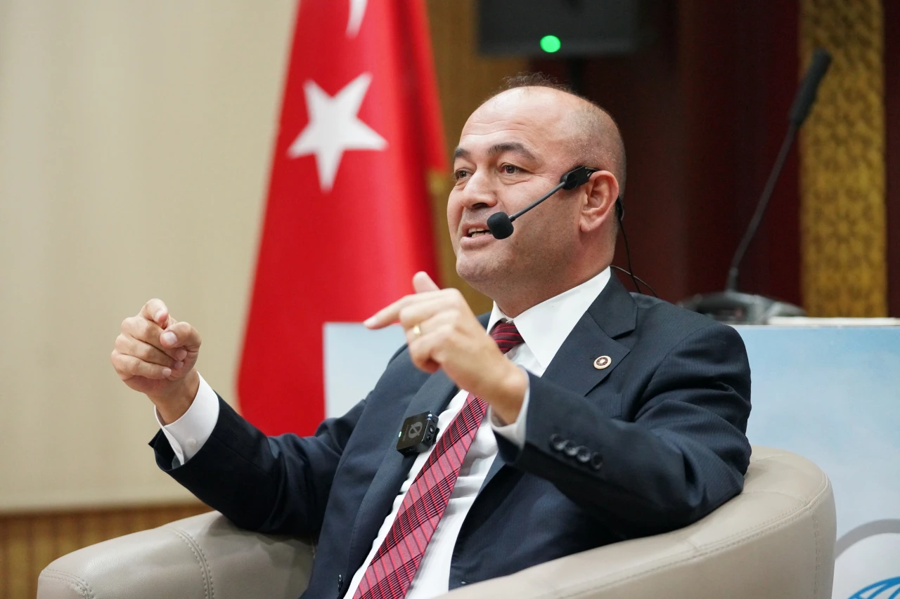 Yangına benzinle gidiyor!