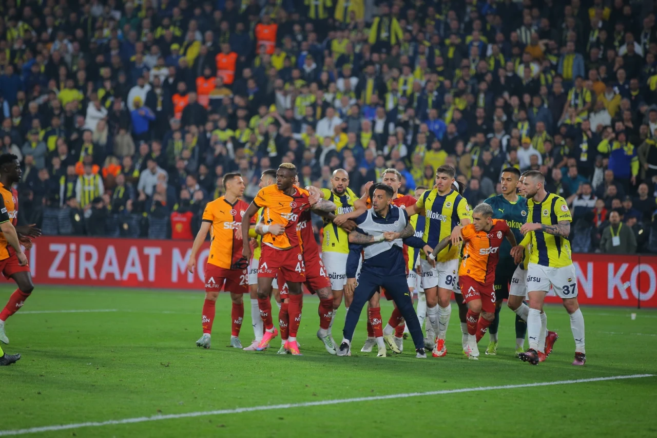 Derbide saha karıştı!