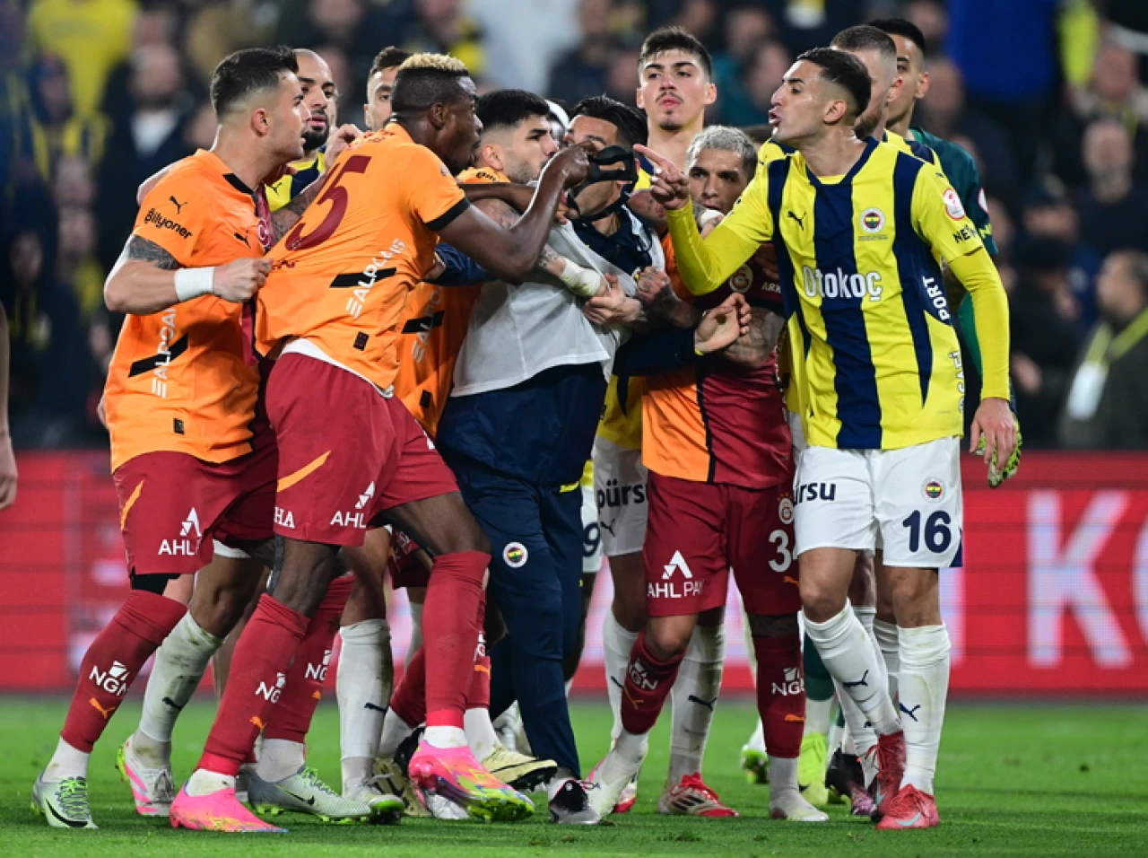 Gergin derbinin kazananı Galatasaray!