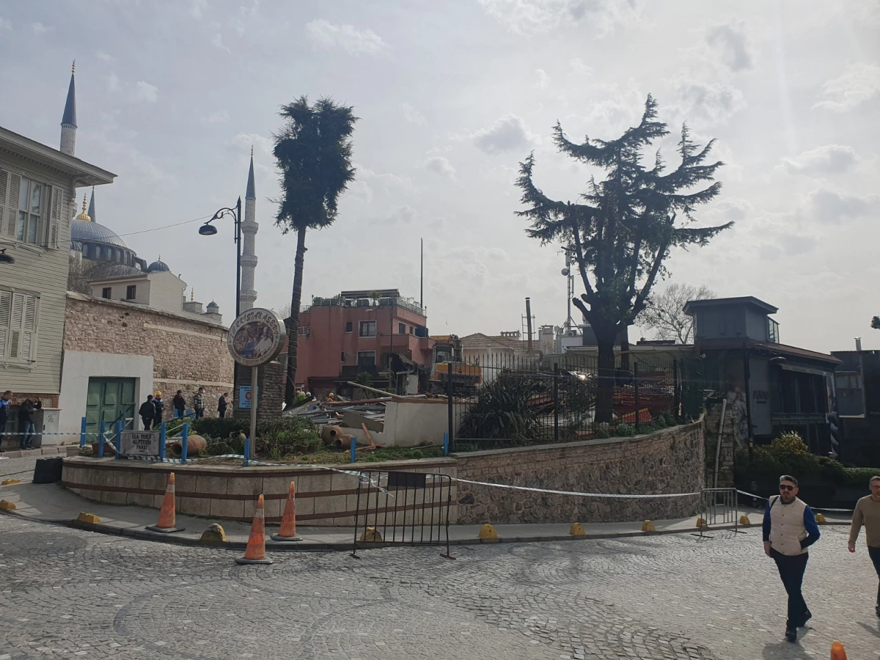 Sultanahmet'te kaçak yapıları yıkıp geçtiler