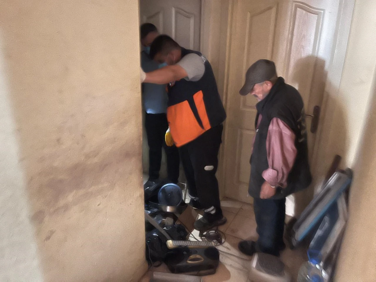 Esenyurt'ta bir evden 3 kamyon çöp çıktı!