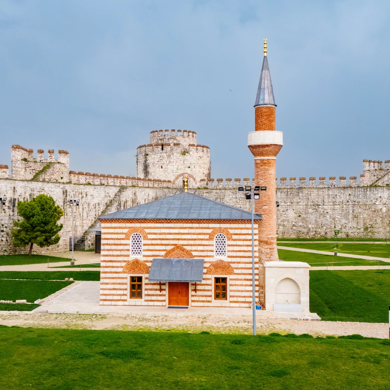 Fatih Mescidi ibadete açıldı