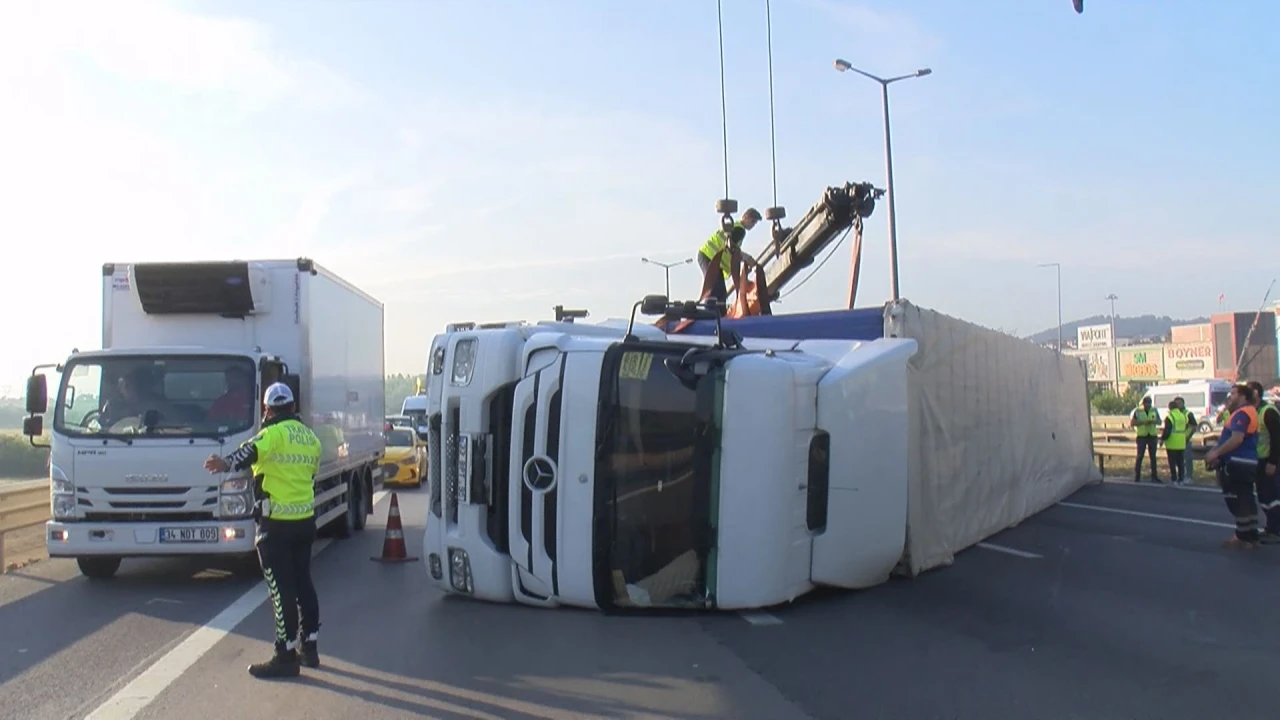Hızını alamayan TIR devrildi