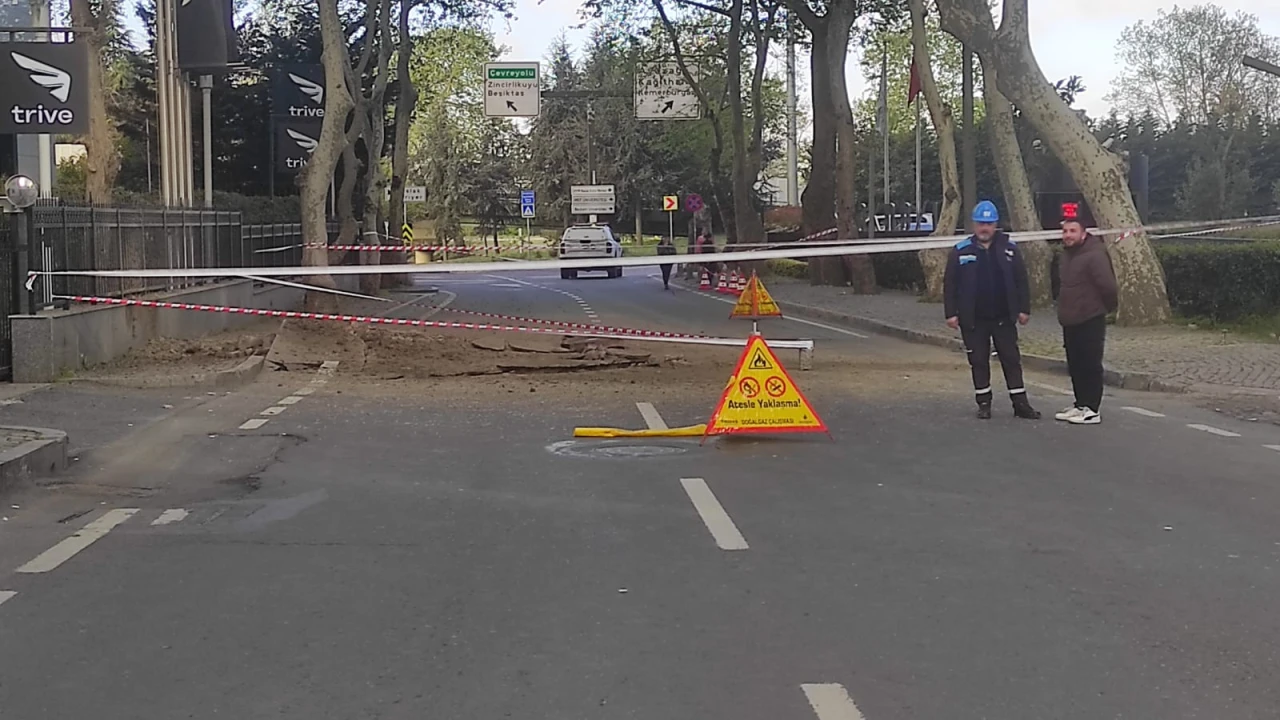 İstanbul'un göbeğinde yol çöktü!