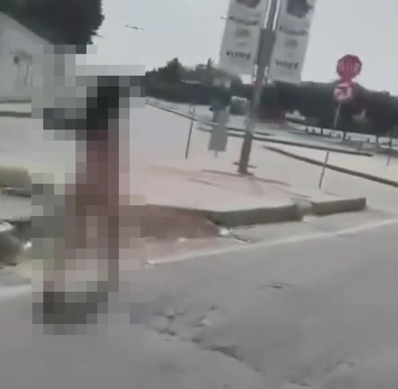 Görenler şok etti! Anadan üryan yola çıktı!