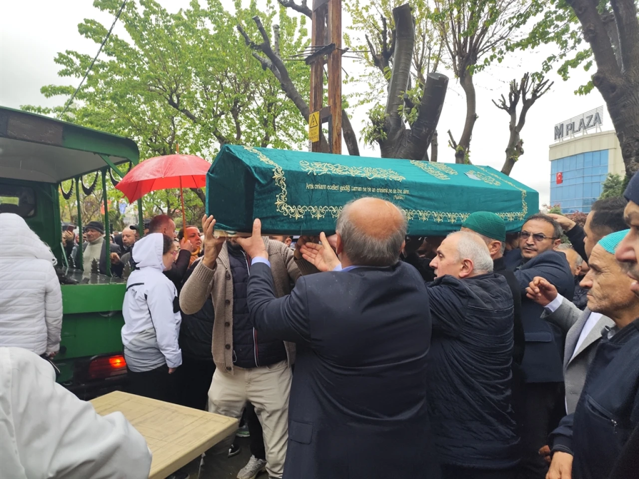 Küçükçekmece'de metruk binada cesedi bulunan Fatih Aydın son yolculuğuna uğurlandı 