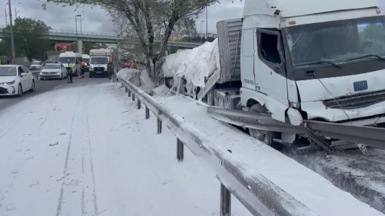TIR hızını alamadı bariyere çarptı