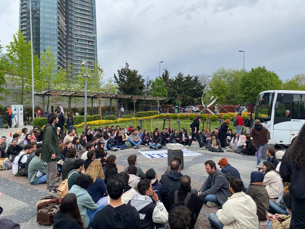 Öğrencilerden oturma eylemi: Bu ülke bizden bir ömür çaldı!