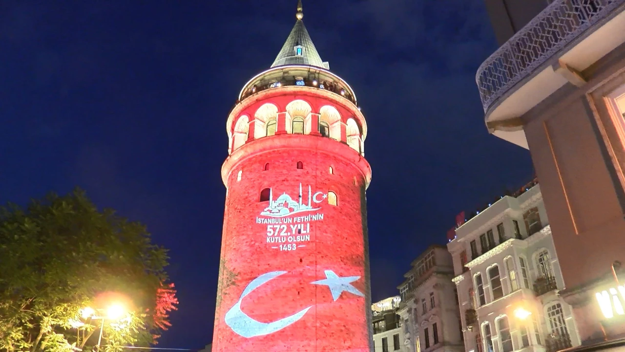 İstanbul'un Fethi'nin 572’nci yıl dönümünde Galata Kulesi’ne Türk Bayrağı yansıtıldı