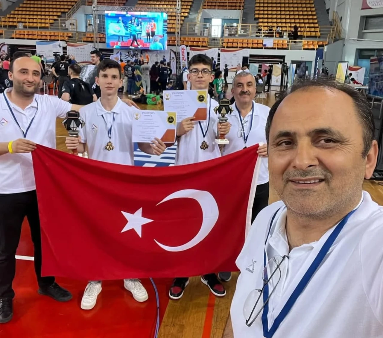 Öğrenciler  tarih yazdı