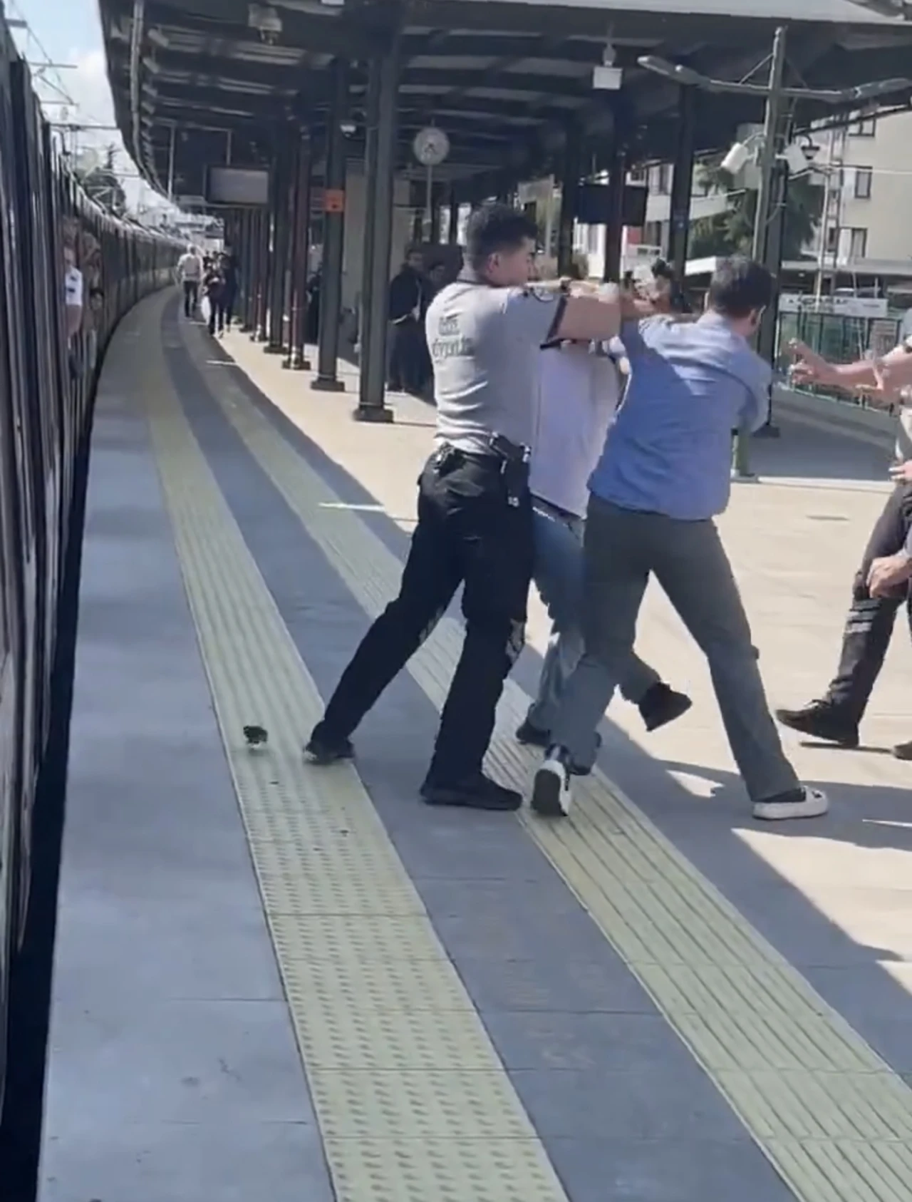 Çocuklarının yanında acımadan darp ettiler!