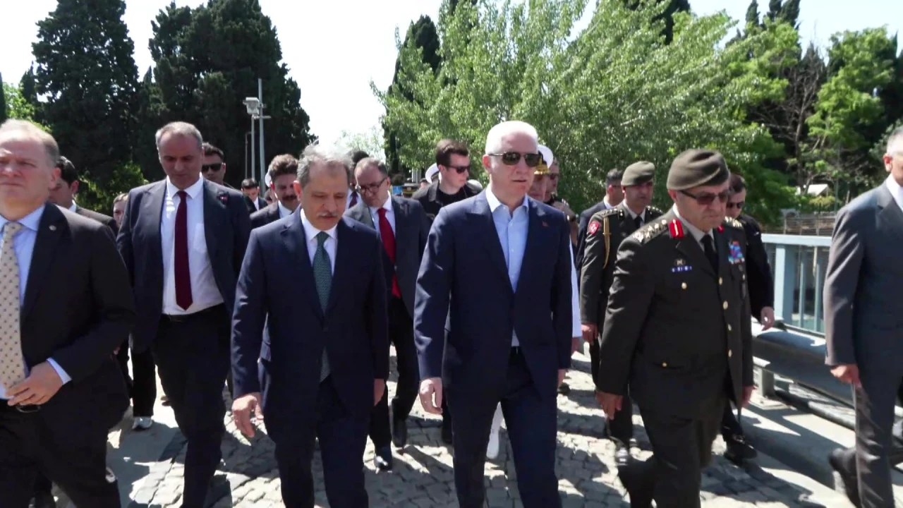 İstanbul Valisi Davut Gül, Edirnekapı Şehitliği'ni ziyaret etti