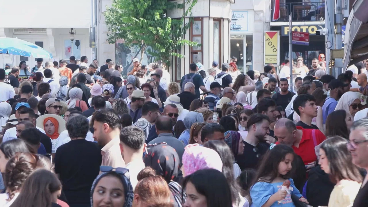 Bayramın ikinci gününde Adalar'a ziyaretçi akını