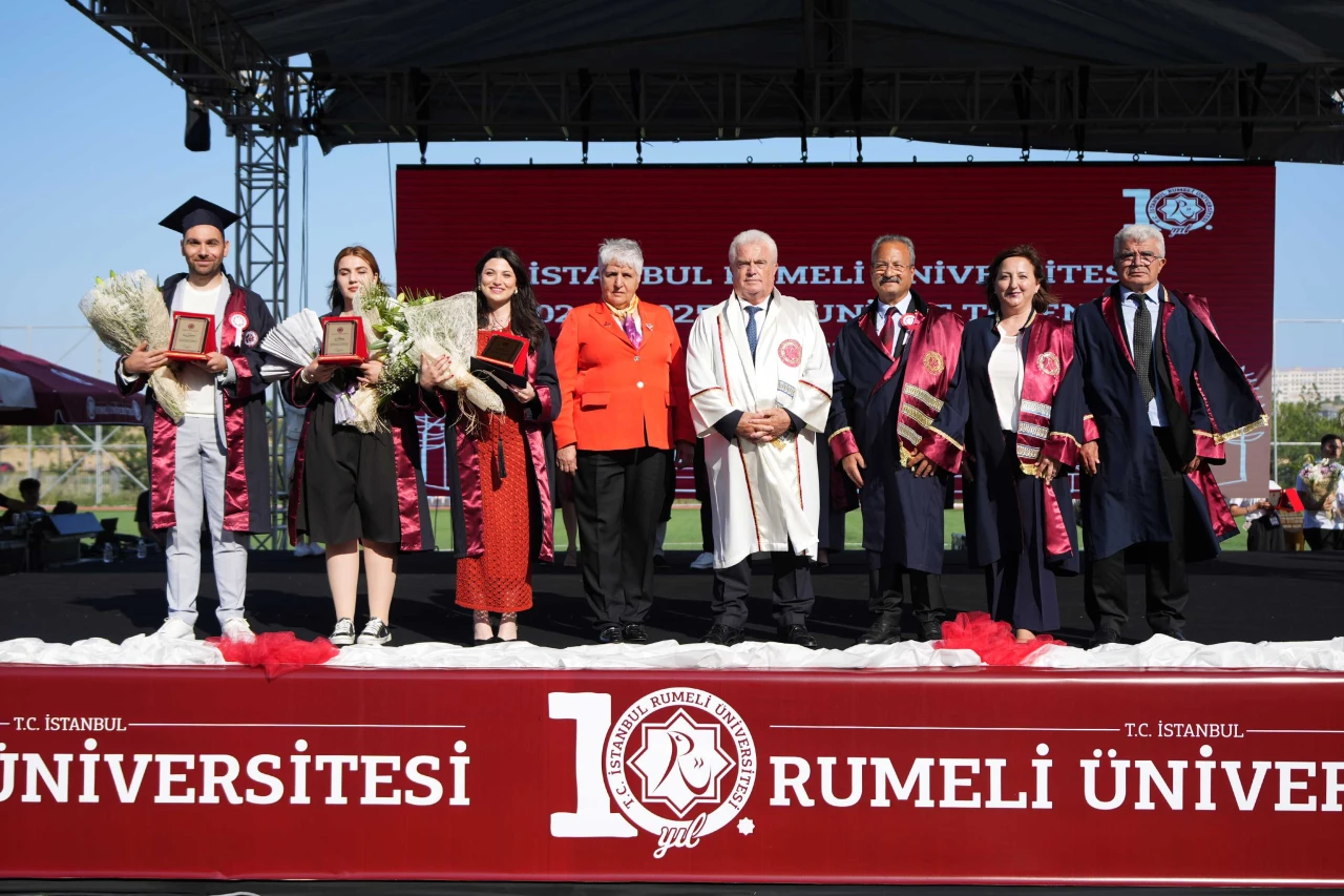 Rumeli Üniversitesi'nde mezuniyet coşkusu!