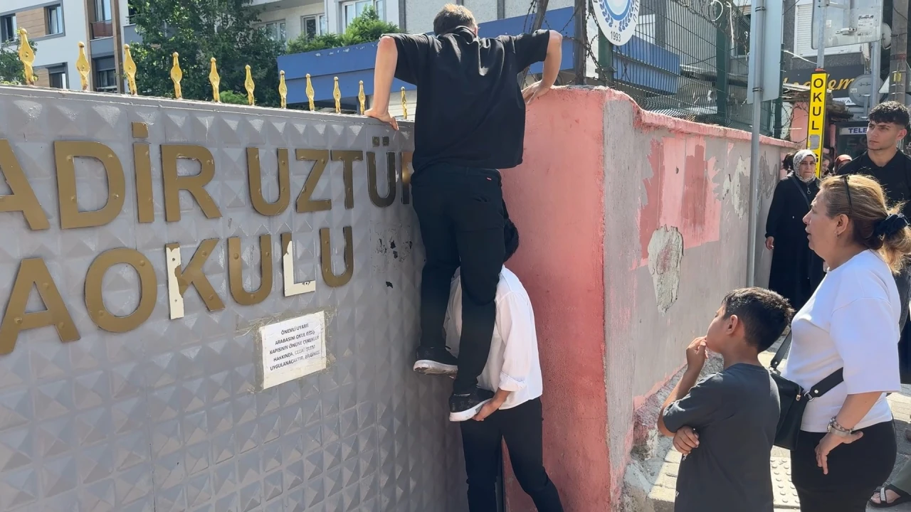 Sınava geç kalınca demirlerden atladı