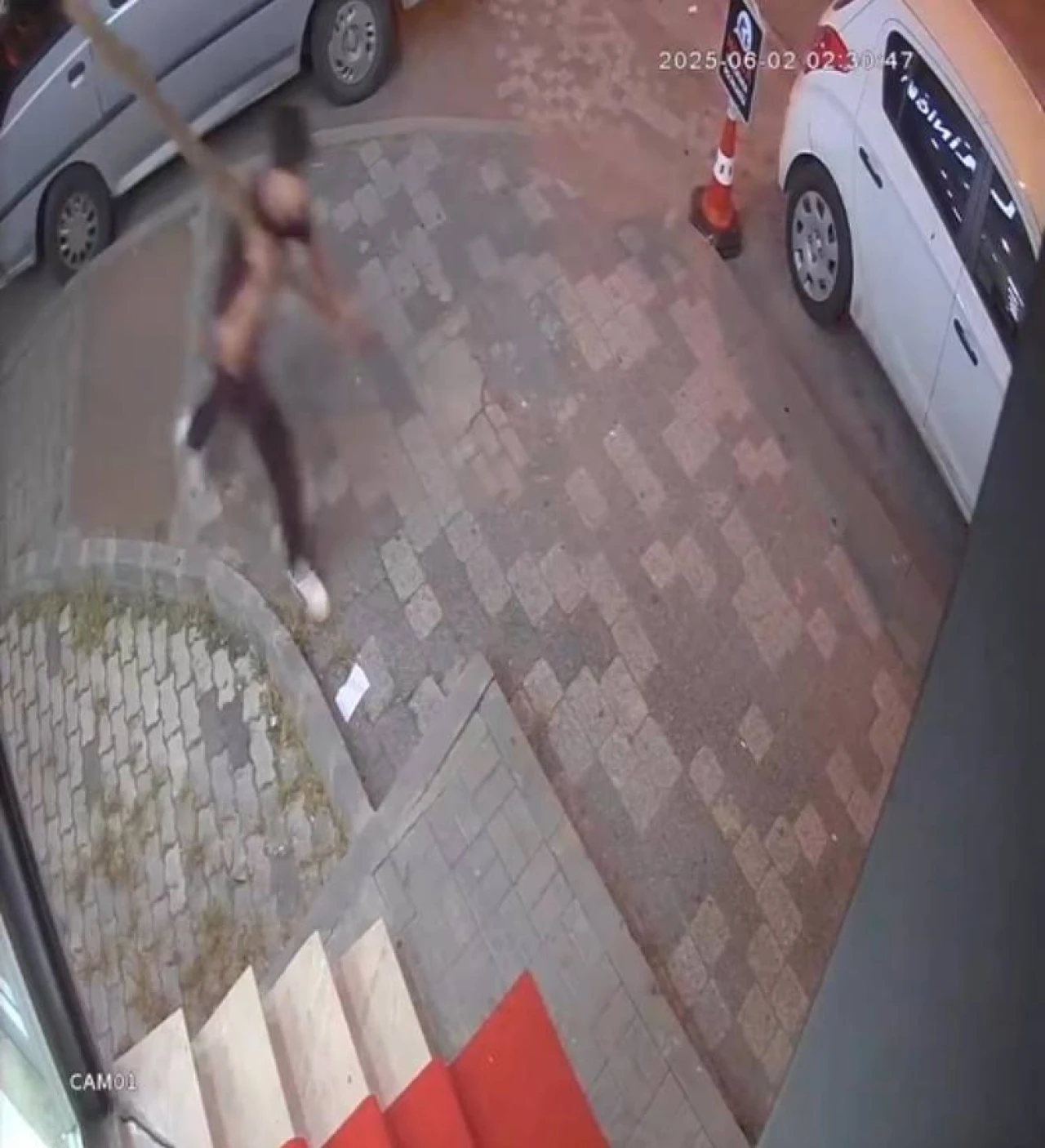 Küçükçekmece'de eski çalışanını satırla kovaladı!